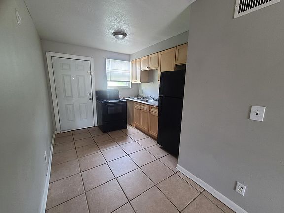 2nd image of 3814 Almeda St #216