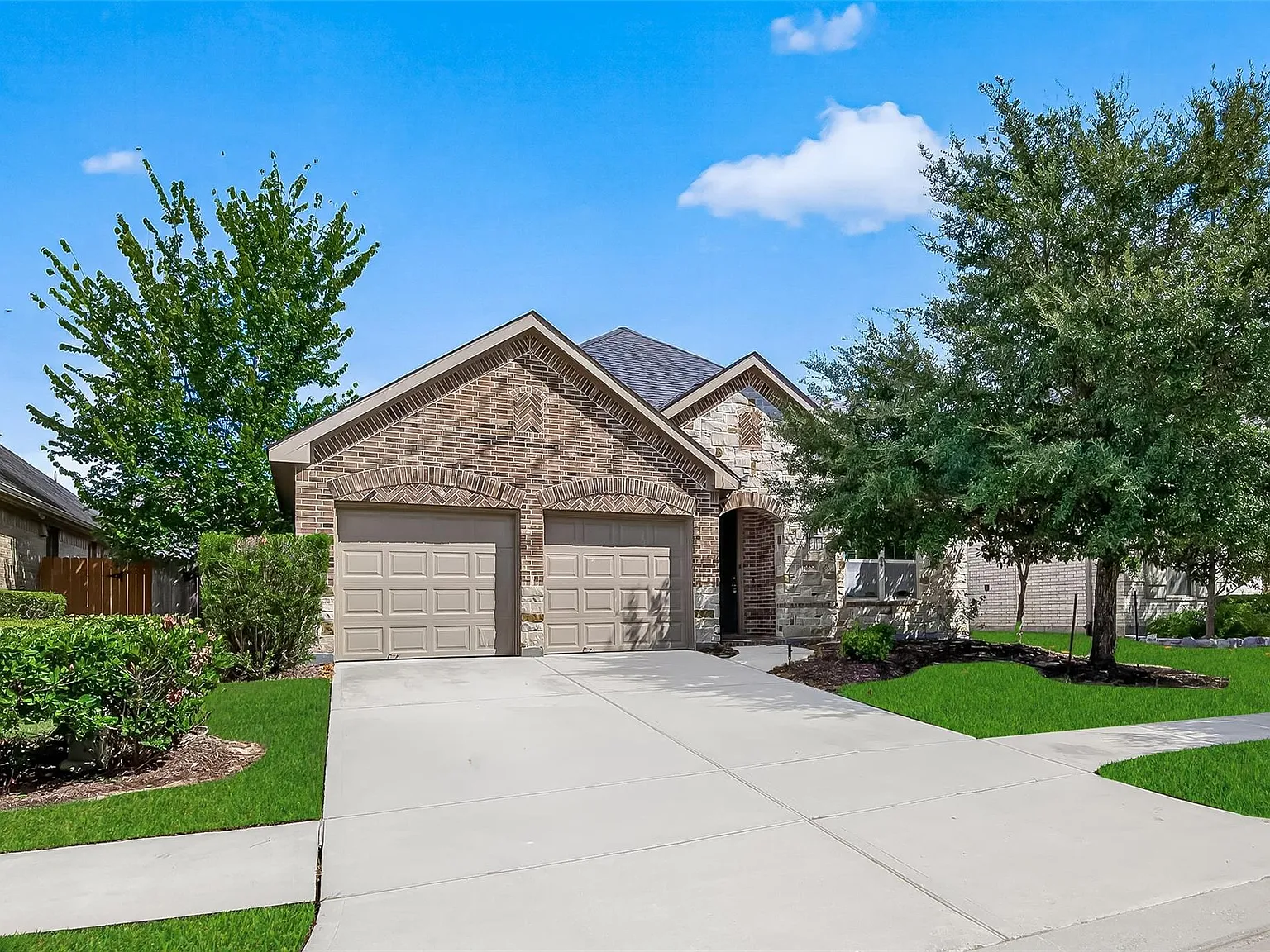4 bed, 2.0 bath, 2338 sqft, $2,500 — Photo 2