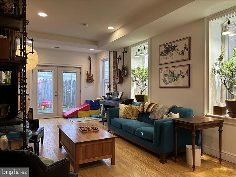2944 Cambridge St — Photo 4