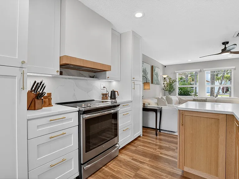 6951 NE 7th Ave — Photo 17