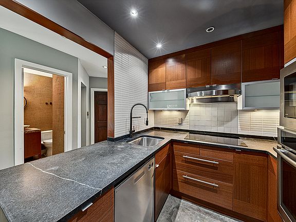 4th image of 281 NE 16th Place Unit 403
