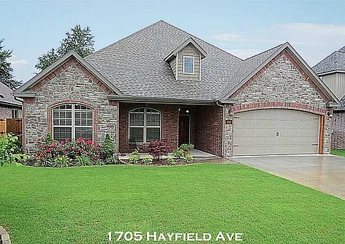 1705 SW Hayfield Ave Photo 1