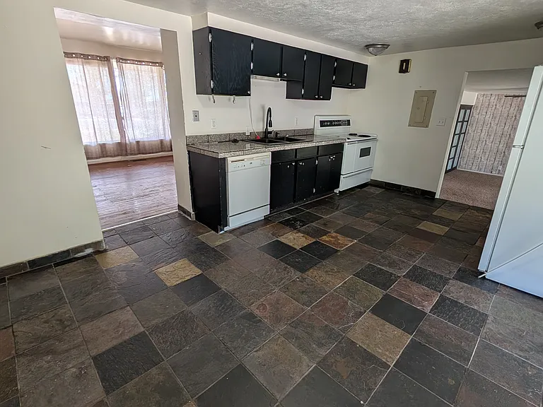 504 W 100 N — Photo 3