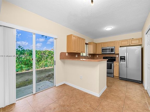 5th image of 920 NE 33rd Ter Unit 104