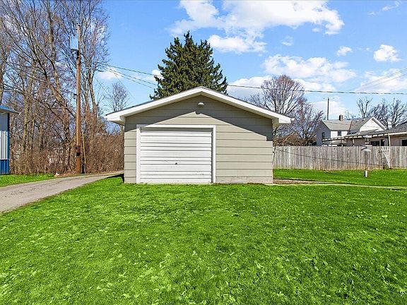 2nd image of 213 N Hayes St