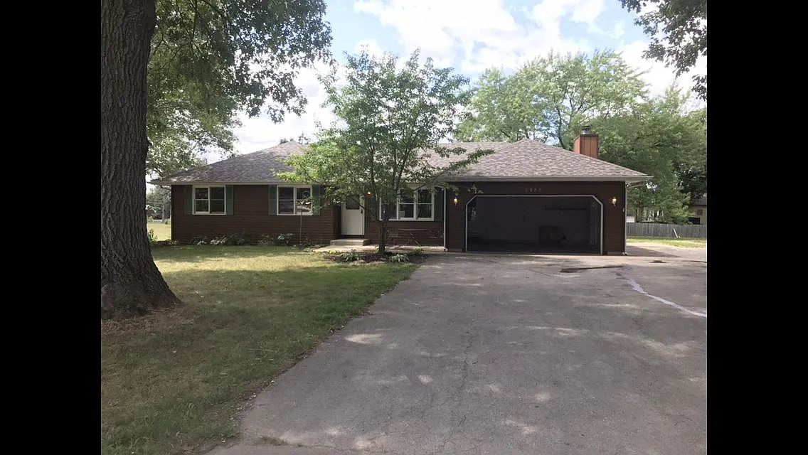 2022 Roberts St photo 1