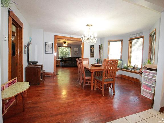 5th image of 609 Washington St