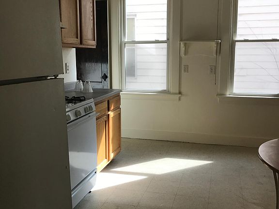 4th image of 872 Elm St