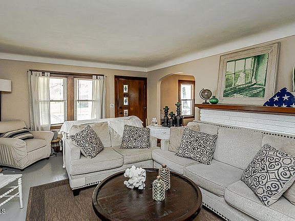 5th image of 3242 Glenn St