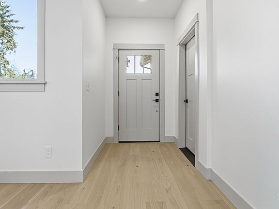 4th image of 8712 SE Clatsop St