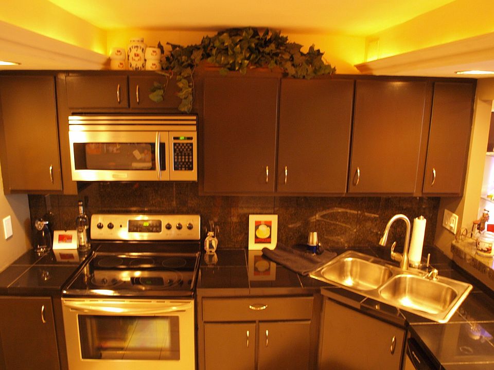 New Appliances and ceiling w/ dimming lights