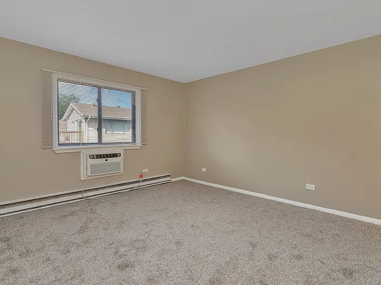 Lakeside Village Apartments — Photo 43