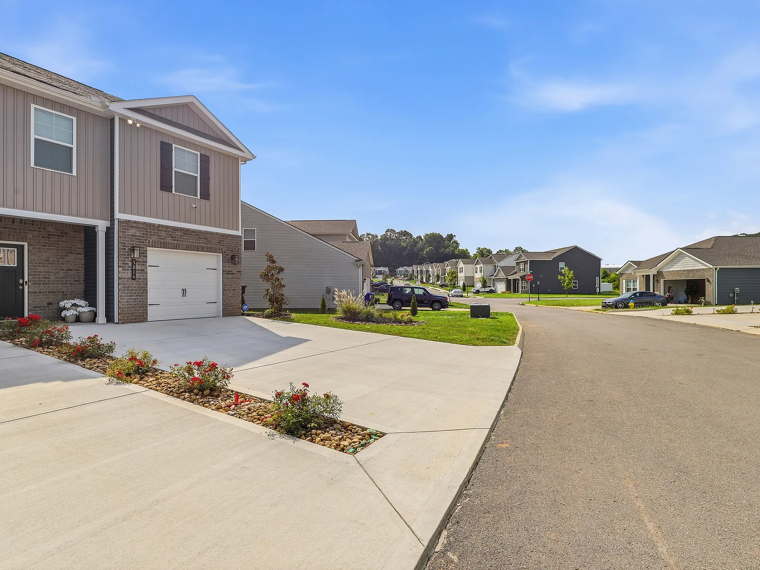 4 bed, 2.5 bath, 1554 sqft, $2,400 — Photo 3