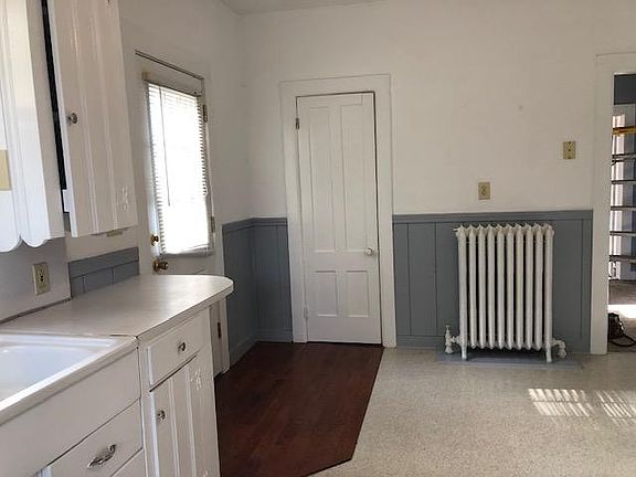 2nd image of 209 W Town St #C