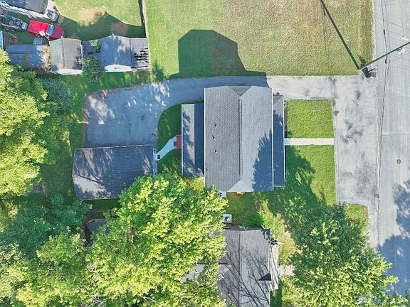 5th image of 102 Becker Ave