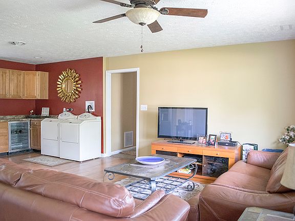 4th image of 404 Carol Ln