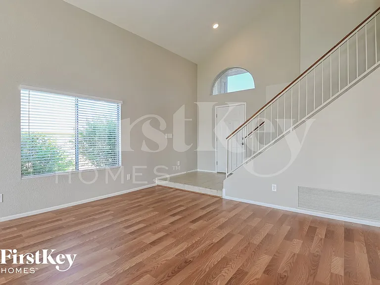 1161 N Chamberlain Pl — Photo 3