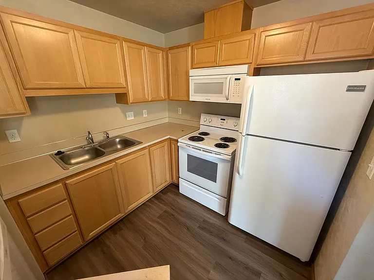 10th St. 11 Plex — Photo 31