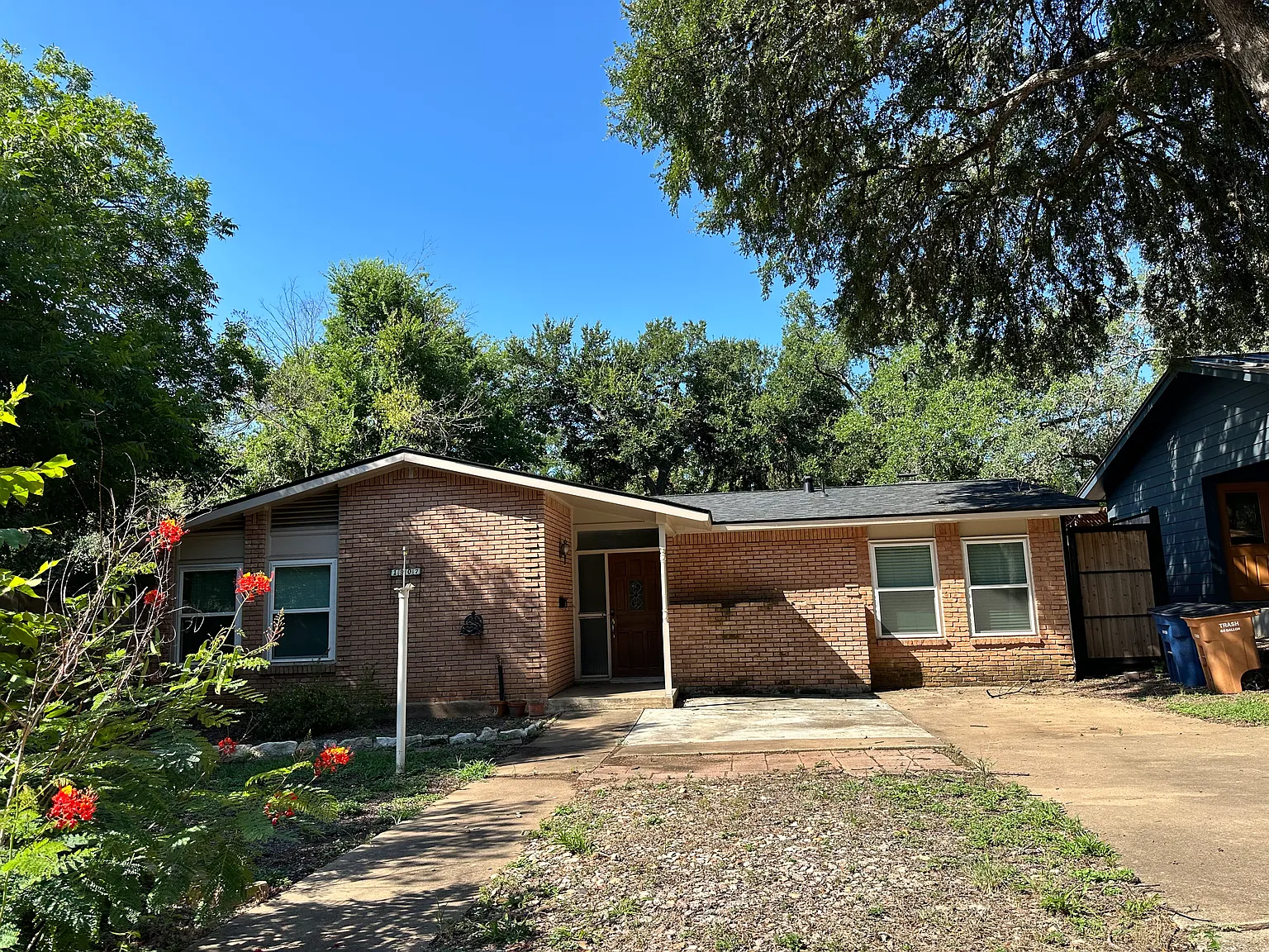 1907 Forest Hill Dr — Photo 2