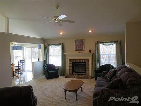 <EM><B>EXCITING CATHEDRAL CEILING & OPEN FLOOR PLAN!