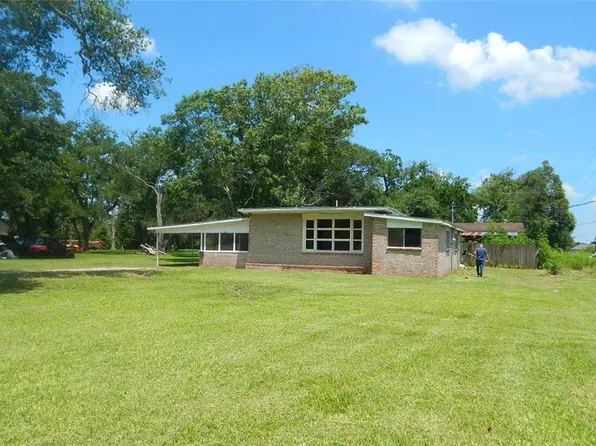 500 James Street, Clute, TX 77531