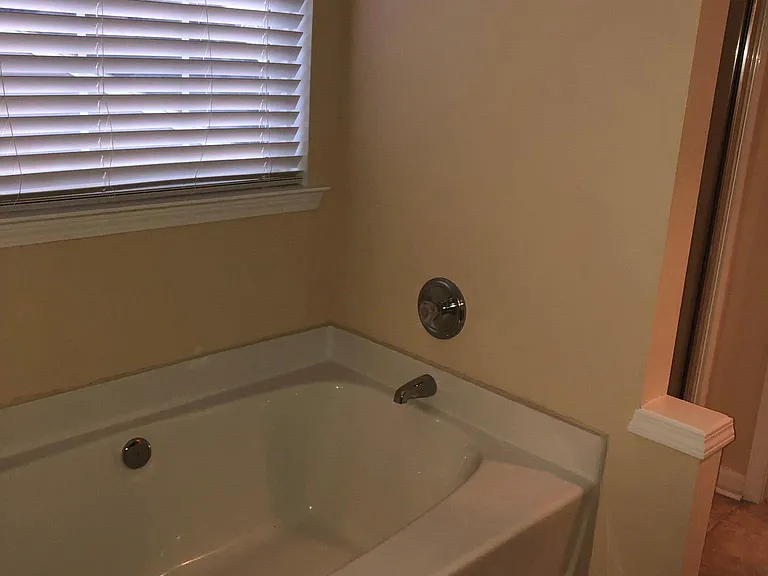 Bathtub in Master Bath Suite