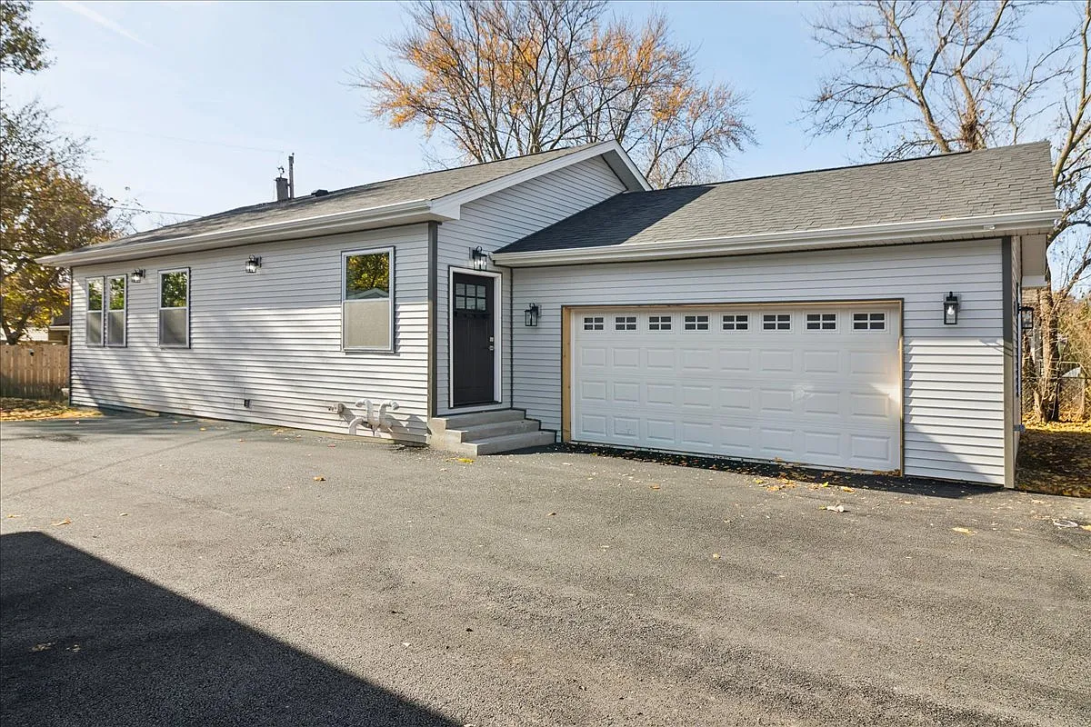 4 bed, 2310 sqft, $3,300 — Photo 2