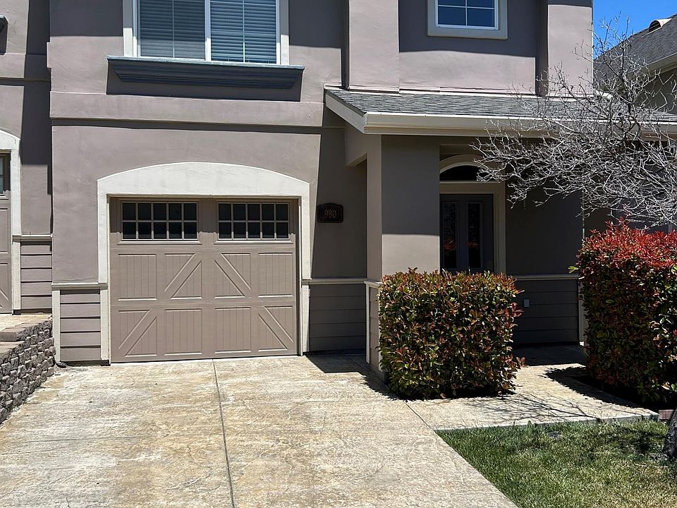 Front entry at 980 La Costa