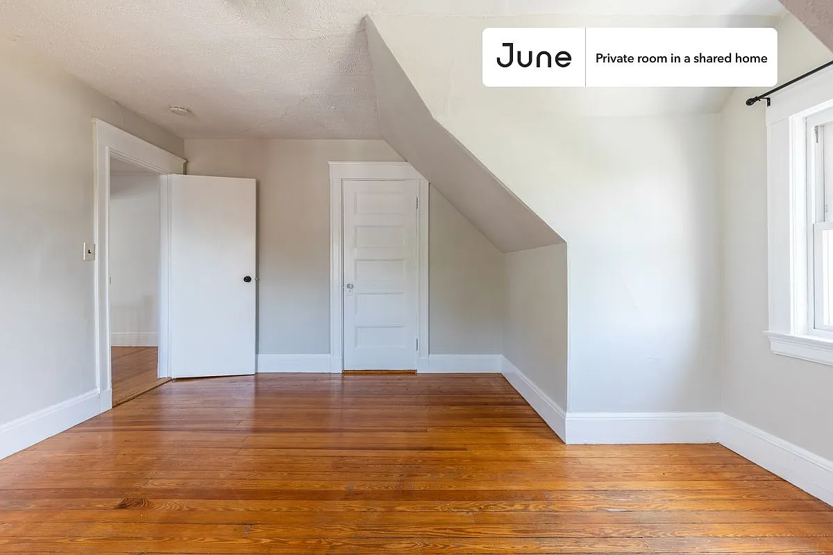 Queen bedroom in 9 bed/2 bath home in Brighton #1341 G — Photo 3