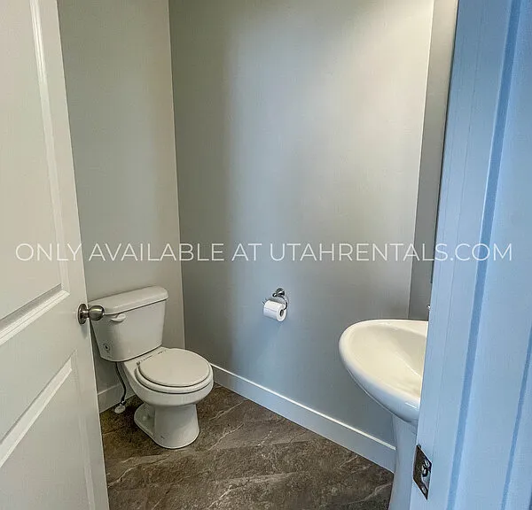 4237 W 2010 N — Photo 9