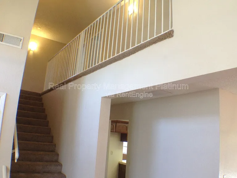 675 N Claremont Ave — Photo 5
