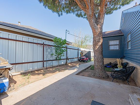 3rd image of 412 W Pecan Ave