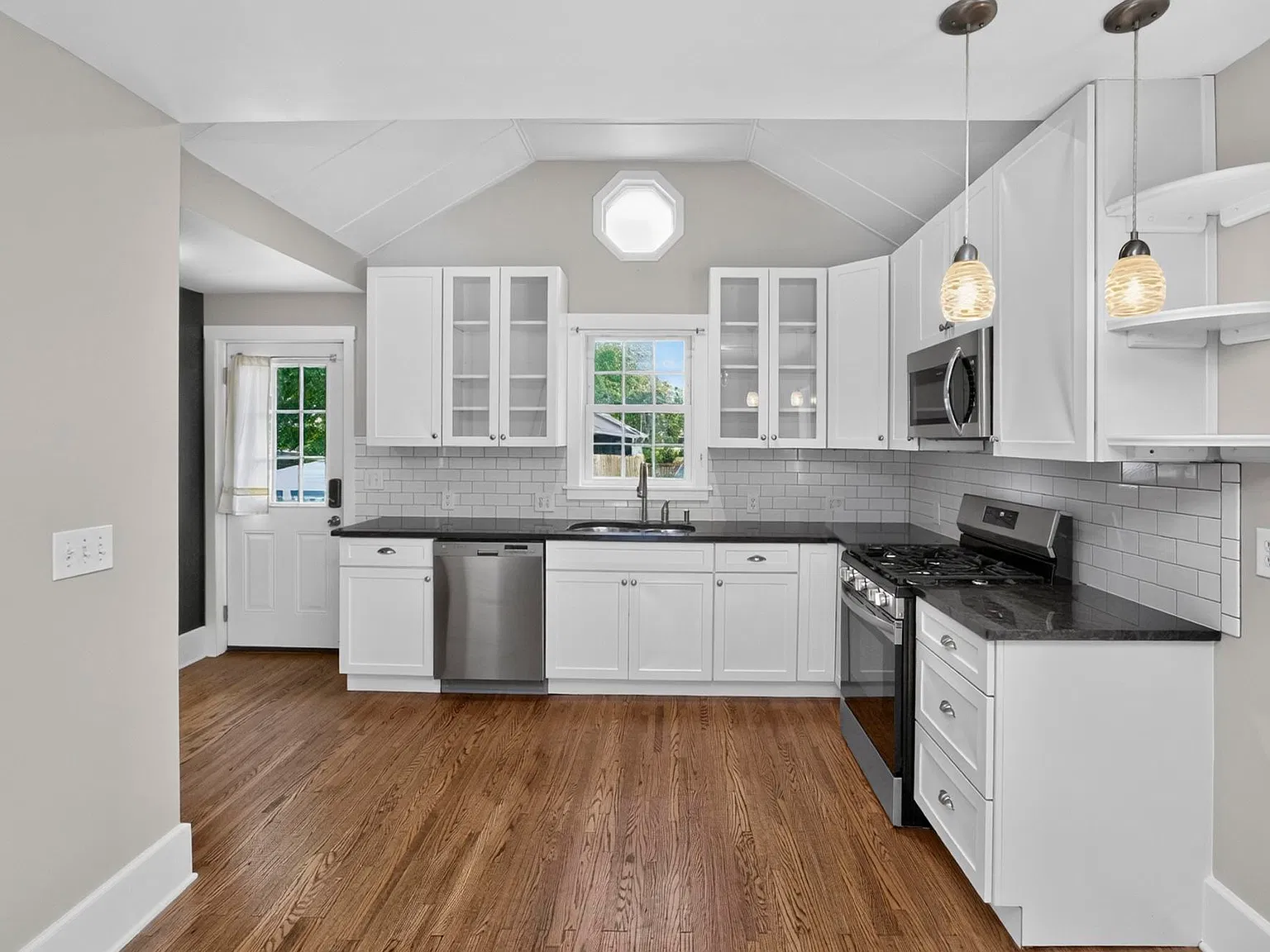 3 bed, 2.5 bath, 1268 sqft, $2,975 — Photo 4