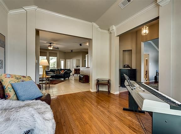 4th image of 300 Rainhurst Ln