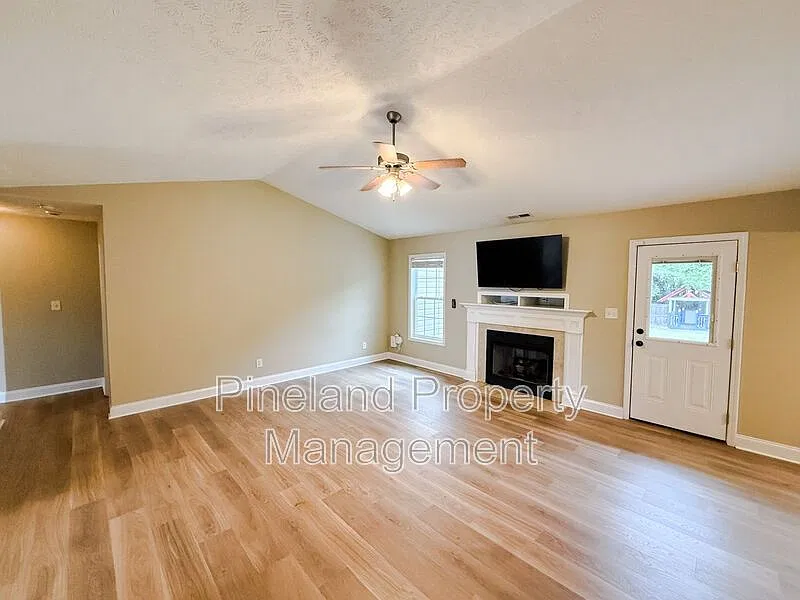 3 bed, 2.0 bath, 1679 sqft, $2,300 — Photo 2