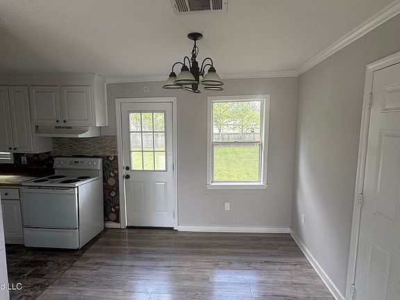 3rd image of 222 Pemberton Dr