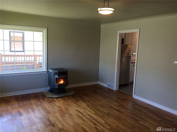 3rd image of 1327 Rainier Ave