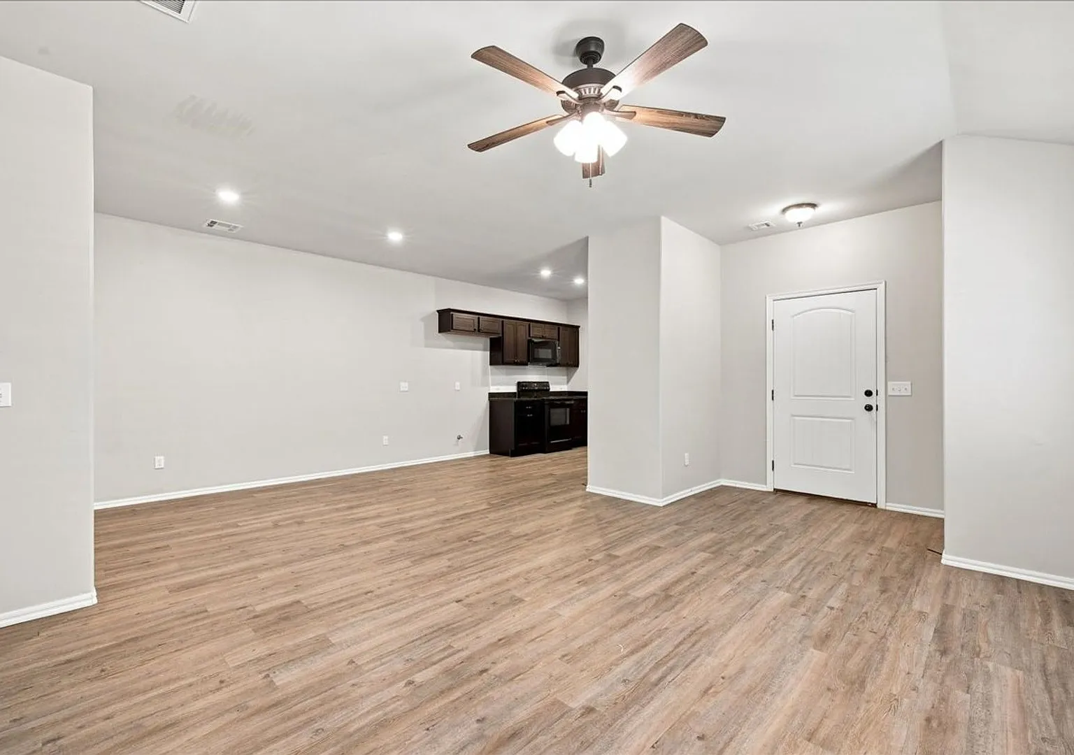 * Move In Special * 3 Bedroom 2 Bath 2 Car Garage - Edmond Schools Close To Downtown Edmond — Photo 4