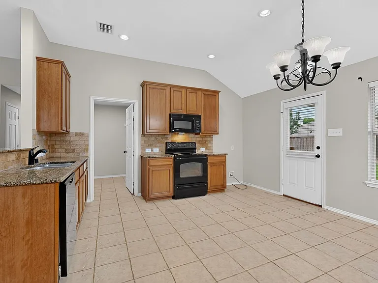 1037 Johnson City Ave — Photo 12