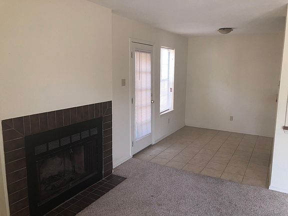 Fireplace & breakfast room