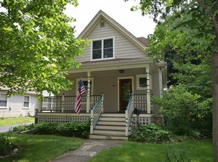 814 N Madison St, Woodstock, IL 60098