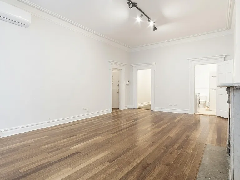 110 E 17th St #2R — Photo 3
