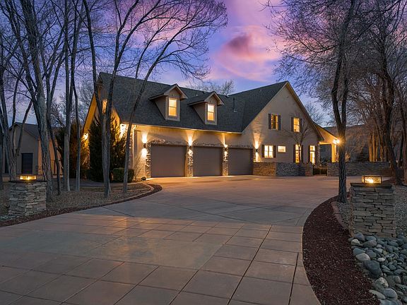 2nd image of 729 Curecanti Cir