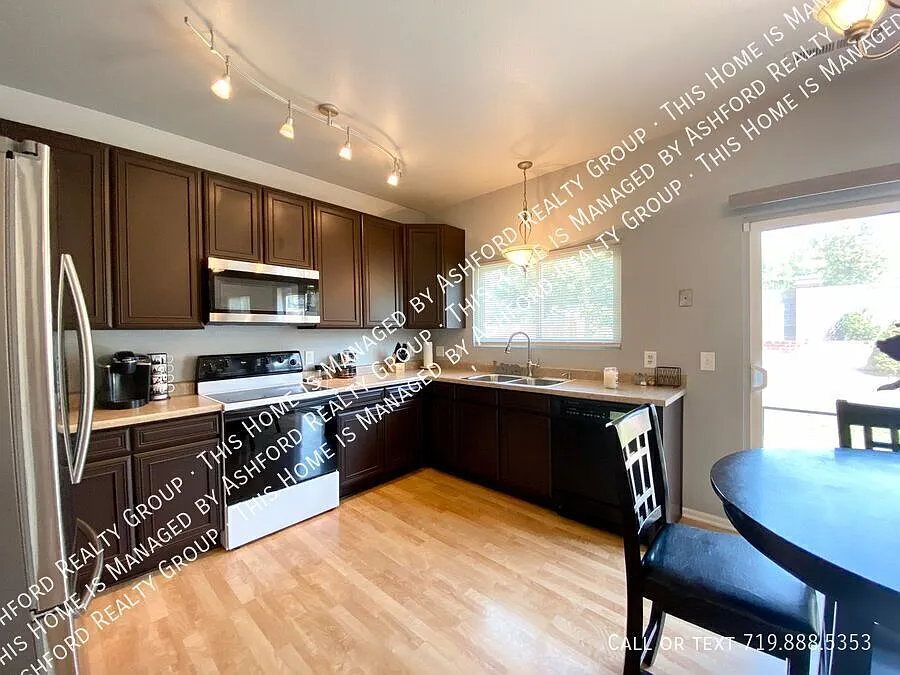 3 bed, 2.5 bath, 1603 sqft, $2,200 — Photo 3