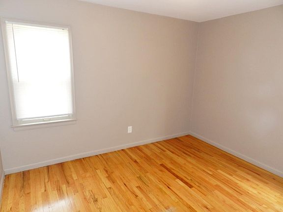 4th image of 9976 Farley Ave