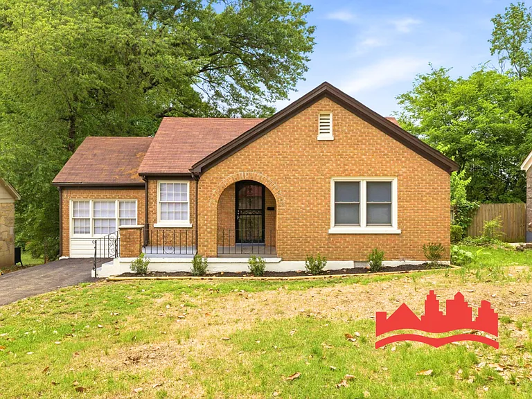 755 E McKellar Ave — Photo 1