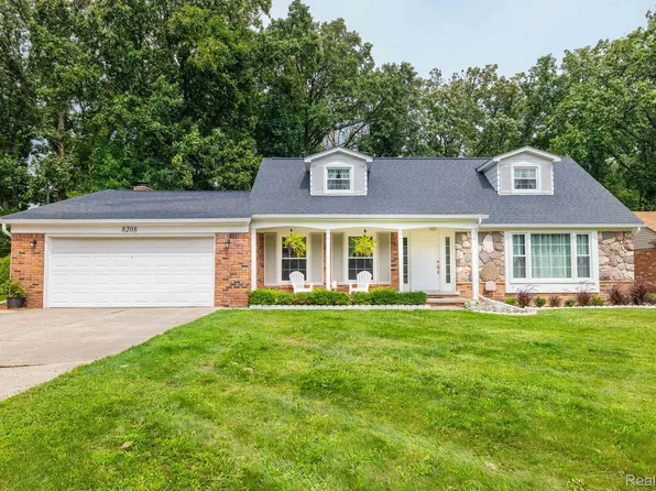 8208 Wood Dr, Grosse Ile, MI 48138