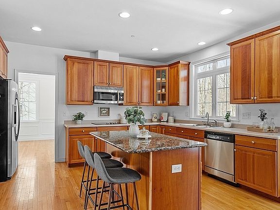 4th image of 41 Garnet Cir