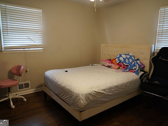 5th image of 1013 Laurel St