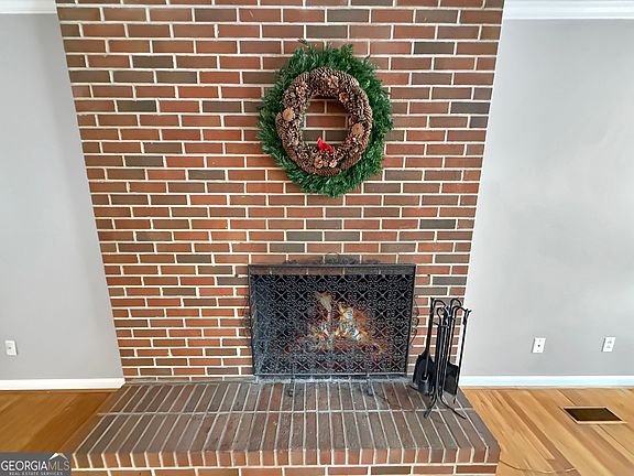 4th image of 625 Forest Rd